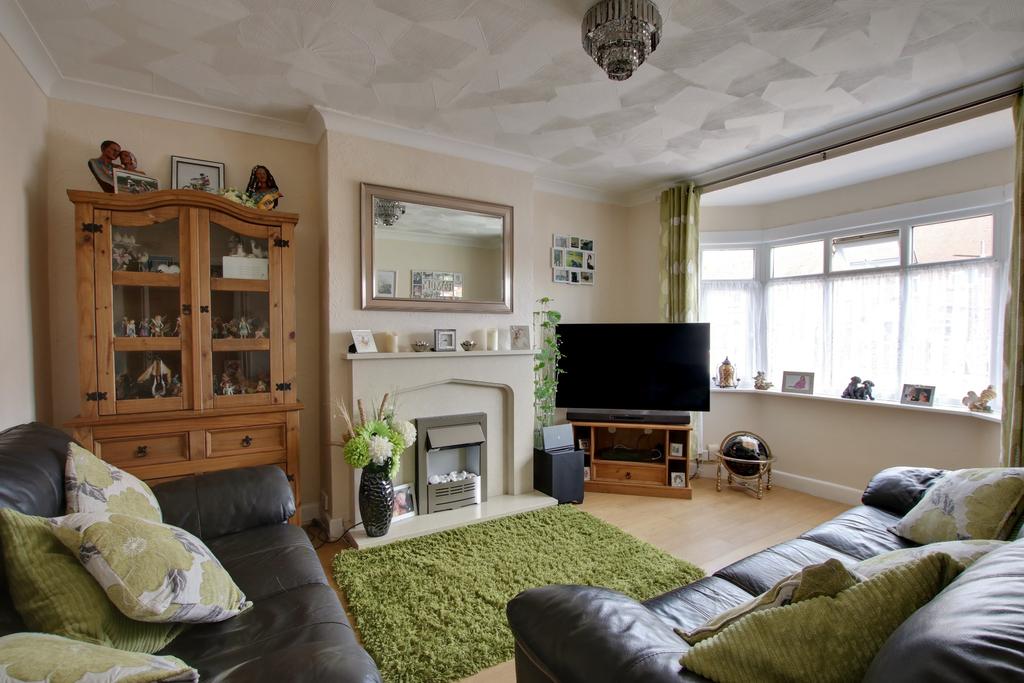 HILLSON DRIVE, FAREHAM 2 bed semidetached bungalow £279,950