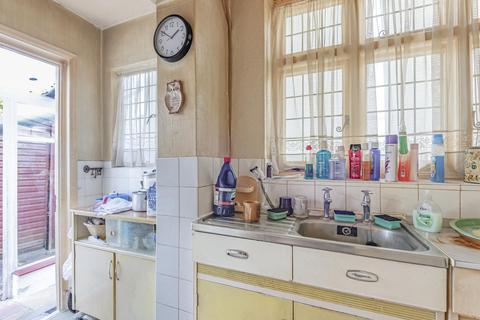 99 Chestnut Avenue, West Wickham, BR4 9EU