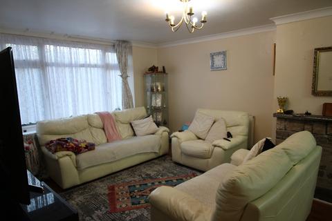 49 Ramsay Gardens, Romford, RM3 7NS