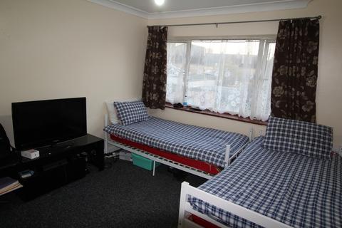 49 Ramsay Gardens, Romford, RM3 7NS