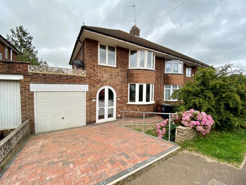 Oaklands Drive, Westone, Northampton... 3 bed semidetached house £