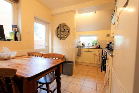 3 bedroom terraced house to rent, St Edwards Road, Reading