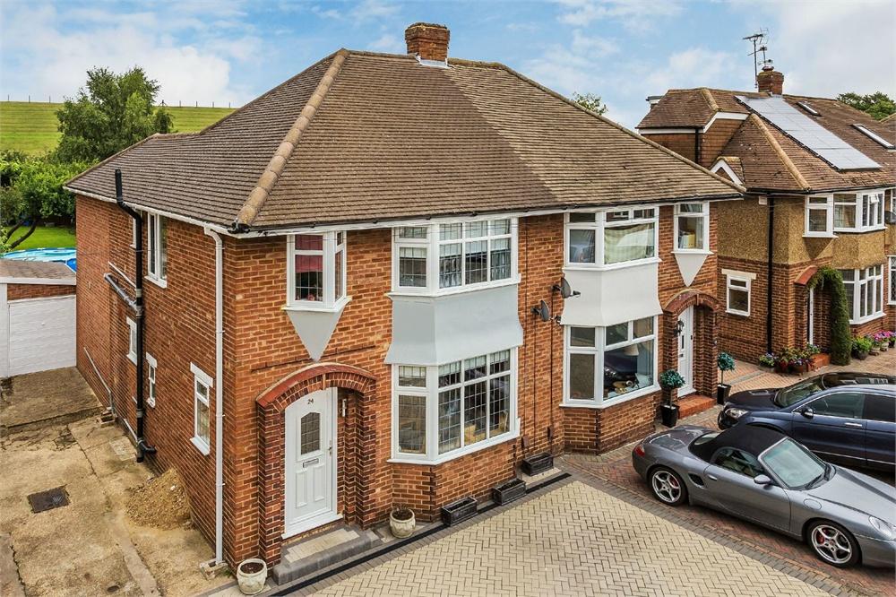 Holly Avenue, WaltononThames, Surrey, KT12 4 bed semidetached house