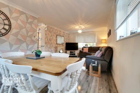 2 Owlets Hall Close, Hornchurch, RM11 3TS