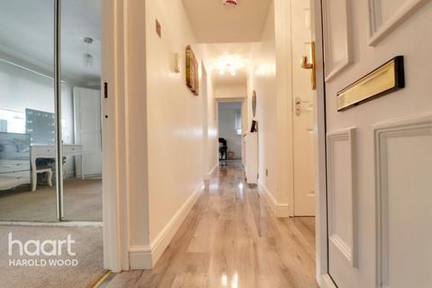 2 Owlets Hall Close, Hornchurch, RM11 3TS