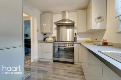 2 Owlets Hall Close, Hornchurch, RM11 3TS