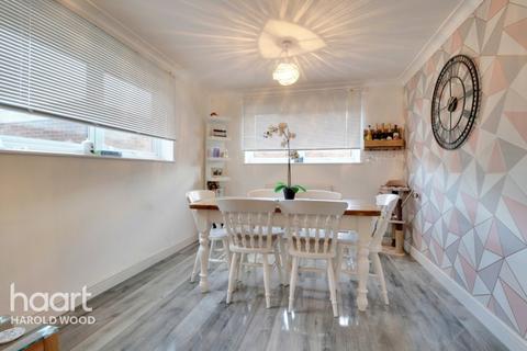 2 Owlets Hall Close, Hornchurch, RM11 3TS