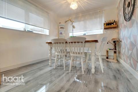2 Owlets Hall Close, Hornchurch, RM11 3TS