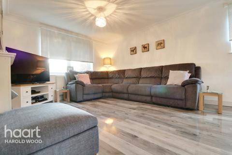 2 Owlets Hall Close, Hornchurch, RM11 3TS