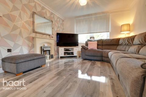2 Owlets Hall Close, Hornchurch, RM11 3TS
