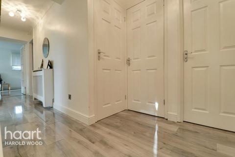 2 Owlets Hall Close, Hornchurch, RM11 3TS