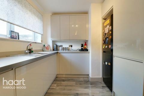 2 Owlets Hall Close, Hornchurch, RM11 3TS