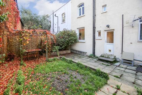 3 Vale Grove, London, W3 7QP