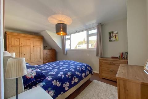 6 Howmead, Berkeley, GL13 9AS