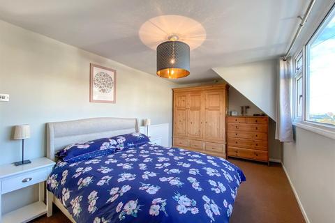 6 Howmead, Berkeley, GL13 9AS