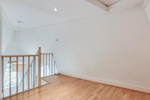 Studio to rent, Shaftesbury Avenue, Covent Garden WC2