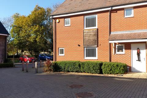 3 bedroom terraced house to rent, Stunning 3 Bed with lovely Garden & Parking -Bramtoco Way, Totton