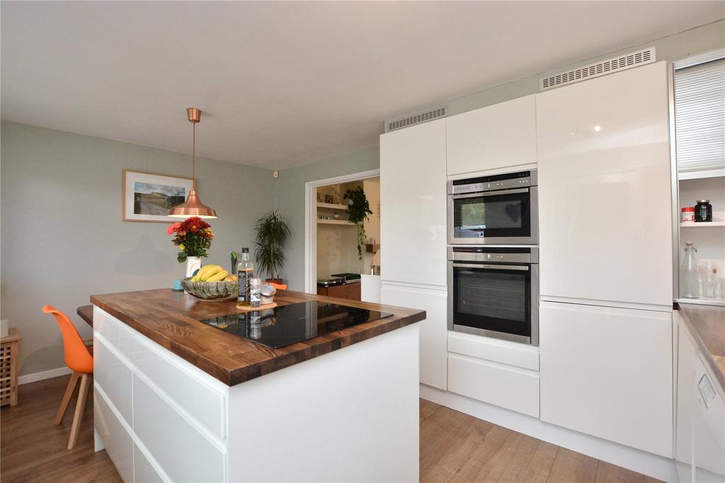 Sunningdale Avenue, Leeds, West Yorkshire 3 bed semidetached house £