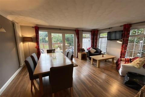 31 Arcadia Road, Istead Rise, Gravesend, DA13 9EH