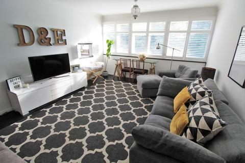 10 Petersham Close, Byfleet, West Byfleet, KT14 7HT