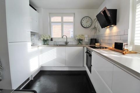 10 Petersham Close, Byfleet, West Byfleet, KT14 7HT