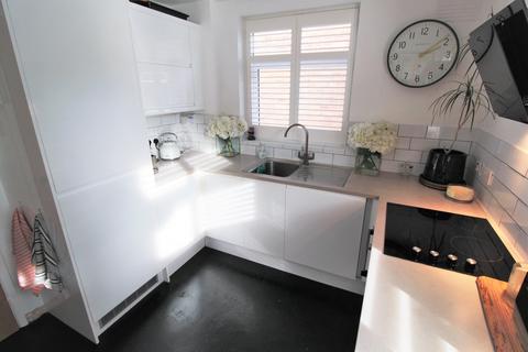 10 Petersham Close, Byfleet, West Byfleet, KT14 7HT
