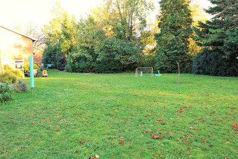 10 Petersham Close, Byfleet, West Byfleet, KT14 7HT