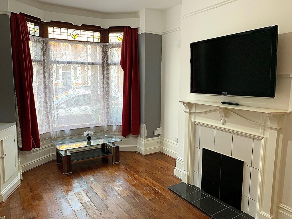 Liss Road, Southsea, PO4. 3 bed terraced house £1,150 pcm (£265 pw)