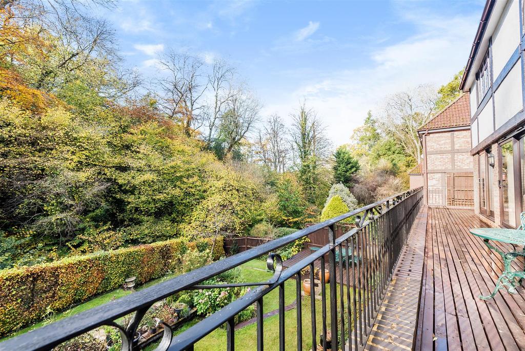 Fox Dene, Godalming 5 bed detached house £1,100,000