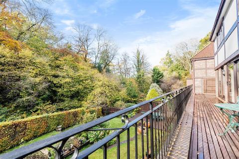 63 Fox Dene, Godalming, GU7 1YG