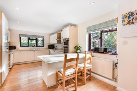 63 Fox Dene, Godalming, GU7 1YG