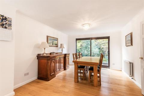 63 Fox Dene, Godalming, GU7 1YG