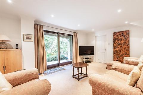 63 Fox Dene, Godalming, GU7 1YG