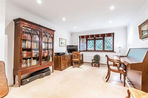 63 Fox Dene, Godalming, GU7 1YG