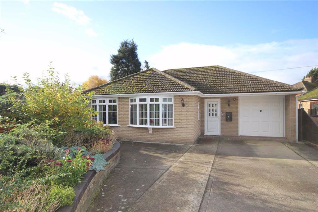 Hall Drive, Lincoln, Lincolnshire 3 bed detached bungalow £265,000