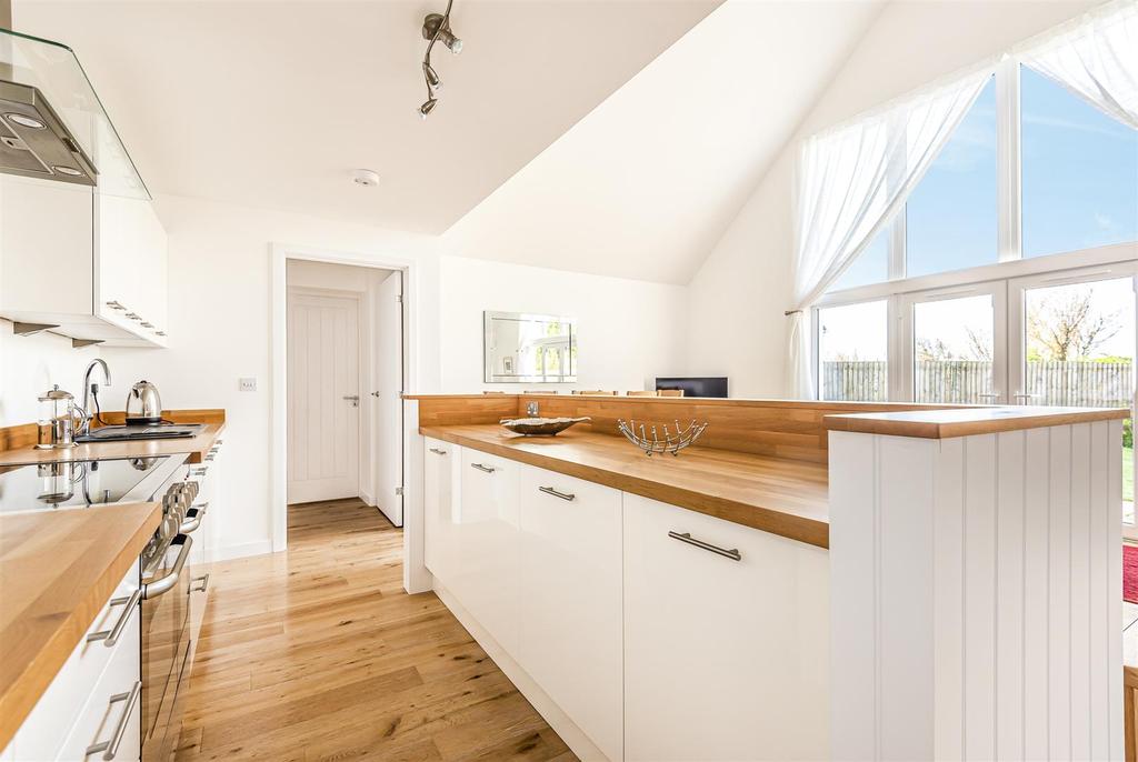Tarka Lane, 3 bed detached house £425,000