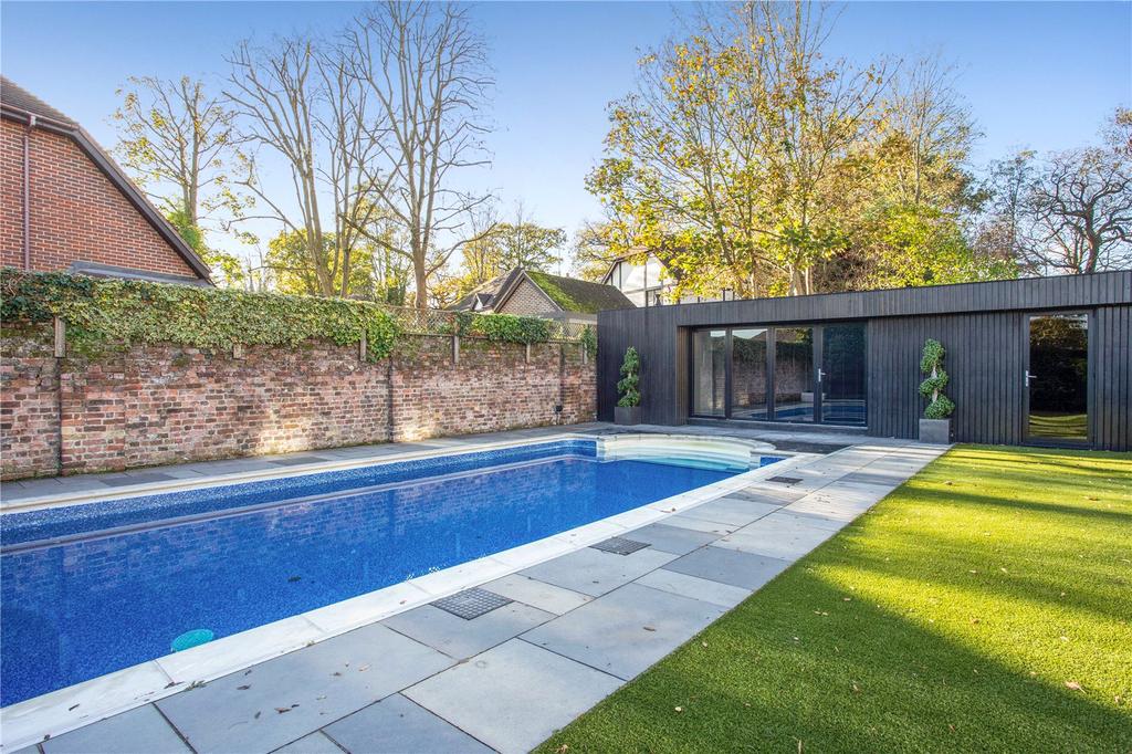 Pool &amp; Summer House