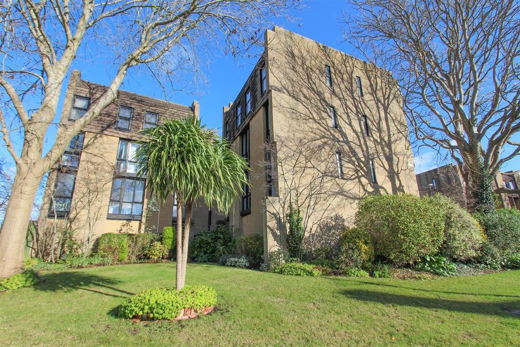 Old Vicarage Green, Keynsham, Bristol 2 bed flat £230,000
