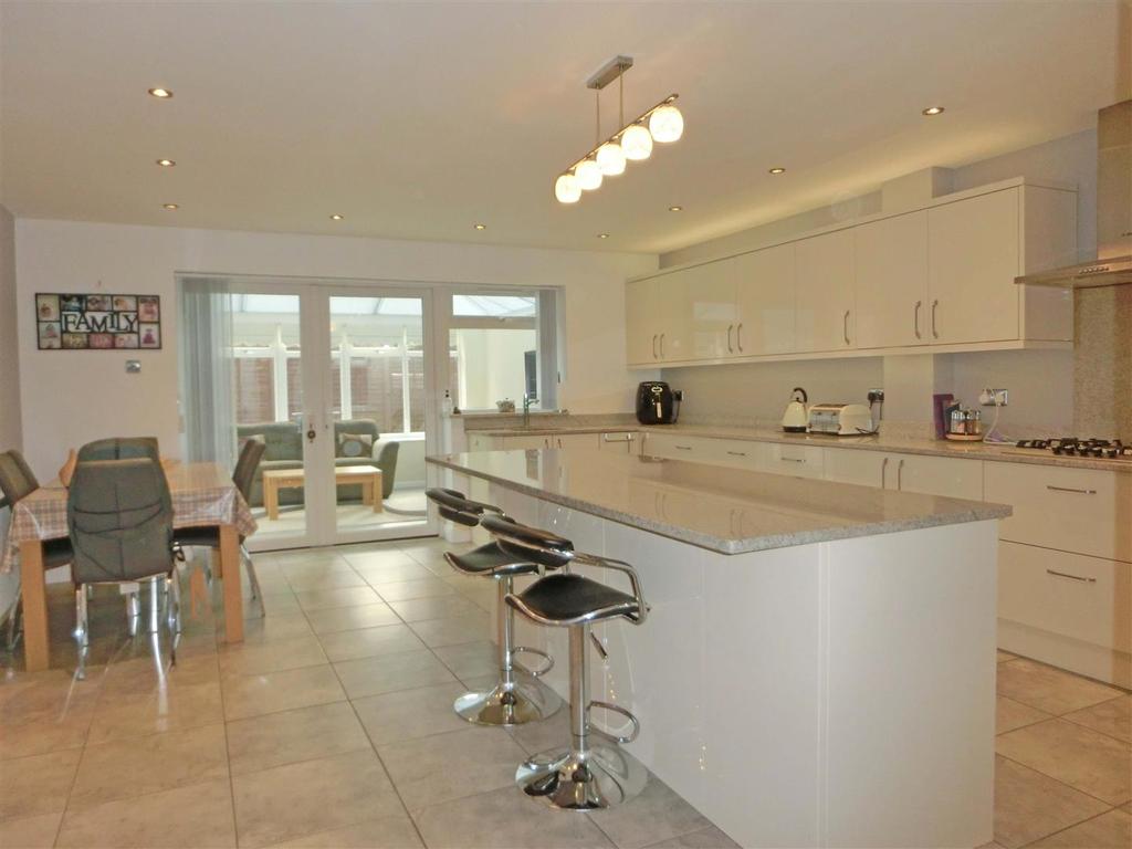 EXTENDED &amp; REFITTED SUPERB KITCHEN DINER