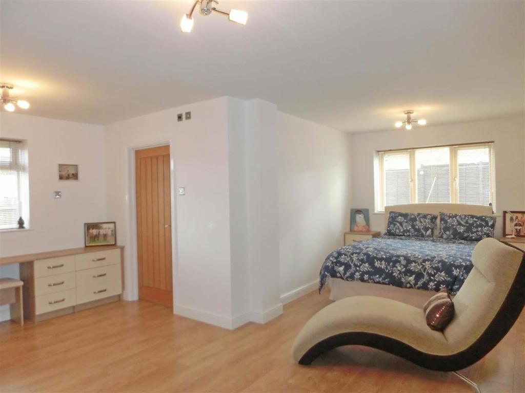 Ground floor master bedroom