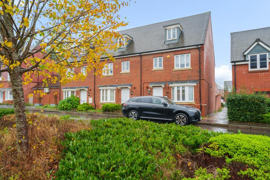 Park, Bracknell, RG12 4 bed end of terrace house £2,000 pcm