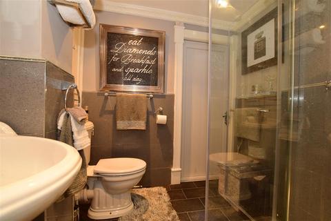 6 Broadoak Road, Erith, DA8 3BE