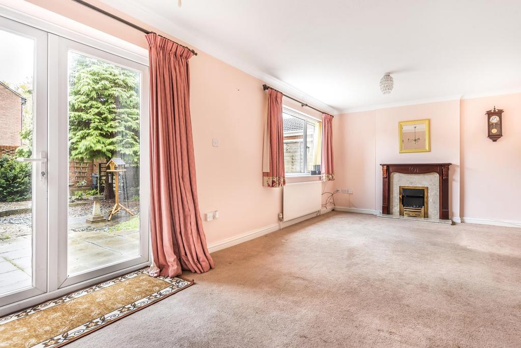 Queens Road, Carterton, Oxfordshire OX18 2 bed terraced house £230,000