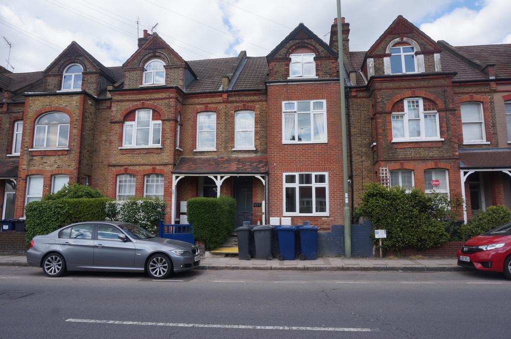 One double bed flat, East Finchley, N2 - £1,150.