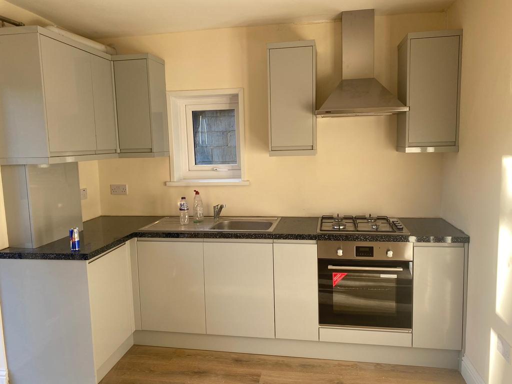 2 bedroom ground floor flat available to let in N