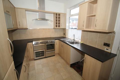 3 bedroom terraced house to rent, Castleford Road, Normanton