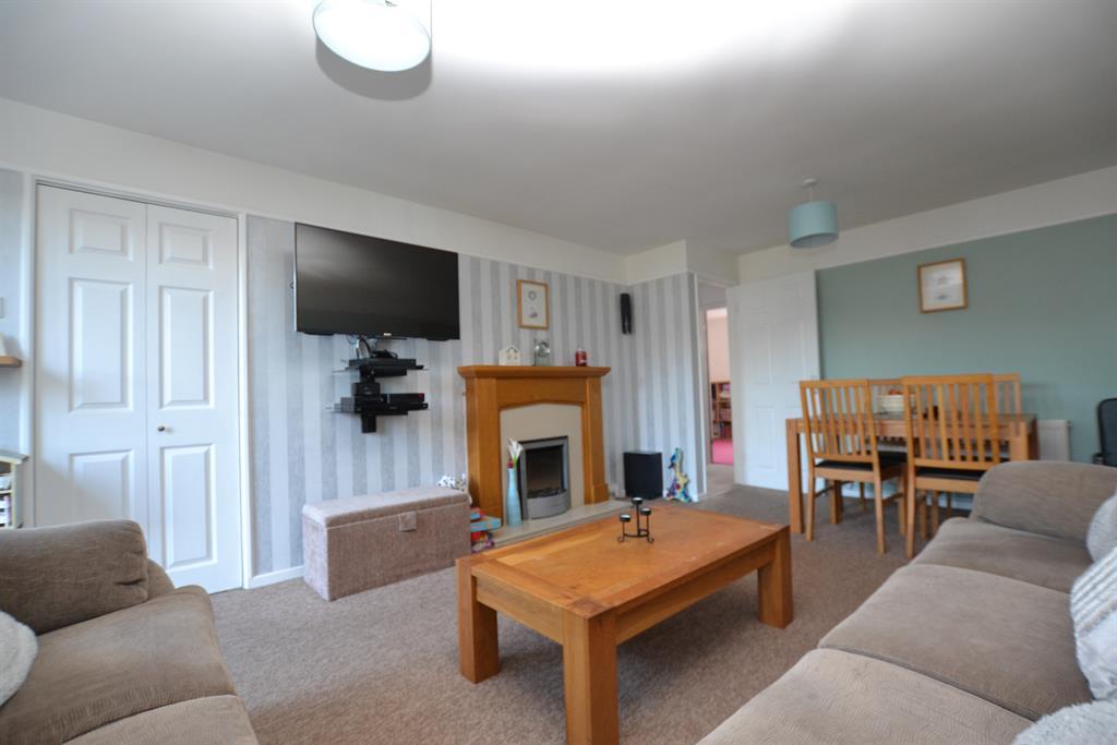 Winchester Way, Cheltenham, GL51 3HB 2 bed detached bungalow £285,000