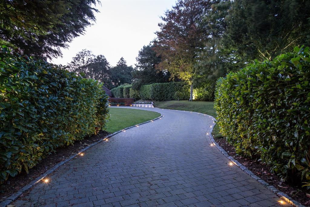 Marley Heights, Haslemere 9 bed house £15,000 pcm (£3,462 pw)