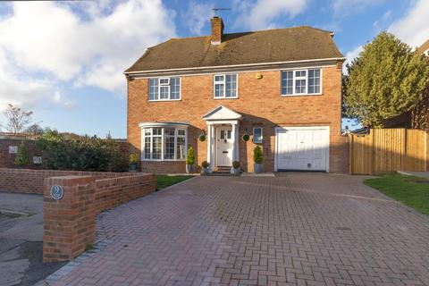 9 Sutton Close, Folkestone, CT19 5LL