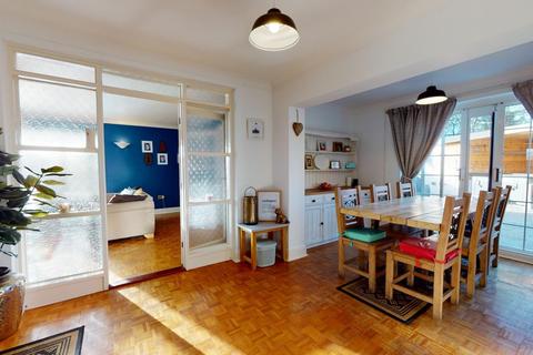 9 Sutton Close, Folkestone, CT19 5LL